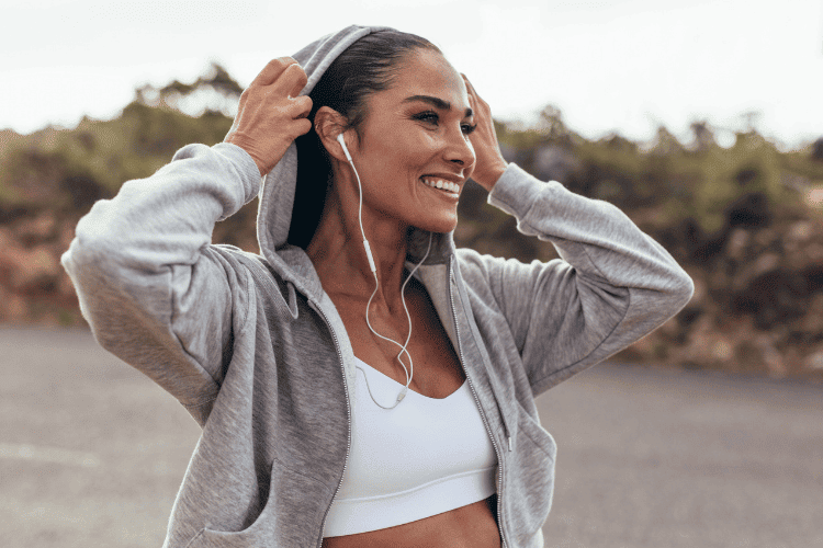 A smiling young woman in sports wear on a morning walk